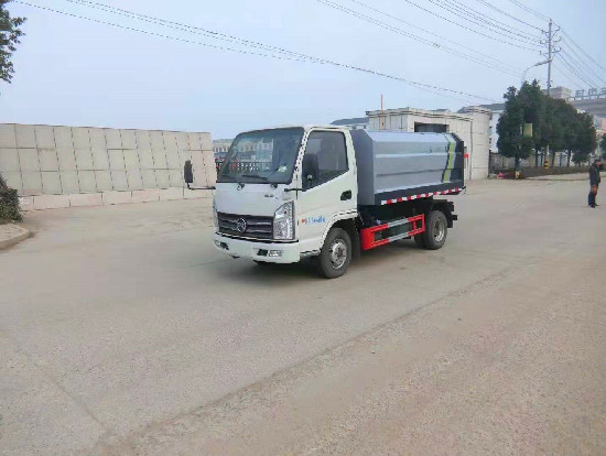 凱馬4方自裝卸式垃圾車(chē)