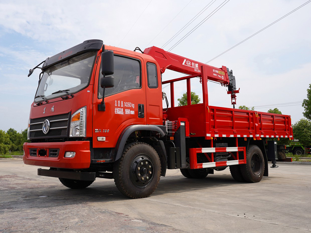 國六東風長威6.3噸四節(jié)直臂隨車吊